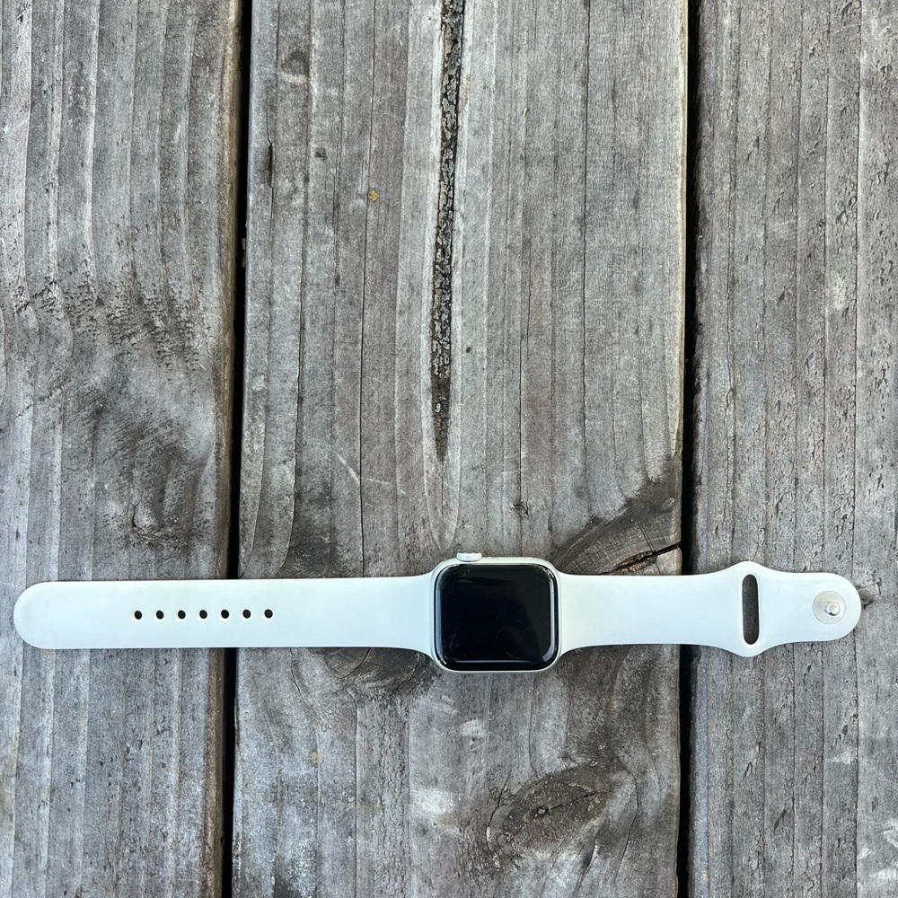 Apple Watch Series 4 40 mm silver Aluminum Case White Sport Band (MU642LL/A)